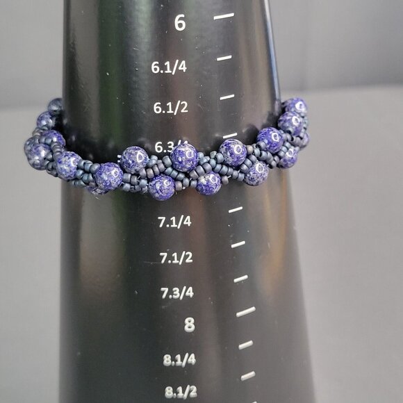 Womens Blue Beaded Bangle Bracelet Silver Tone Metal Toggle Clasp 6 3/4 - Picture 5 of 5